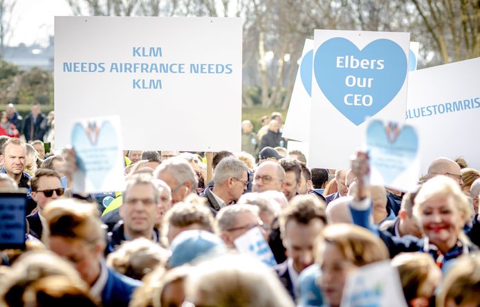 Werknemers van KLM bieden een petitie aan de raad van commissarissen aan voor behoud van de huidige Nederlandse topman, Pieter Elbers