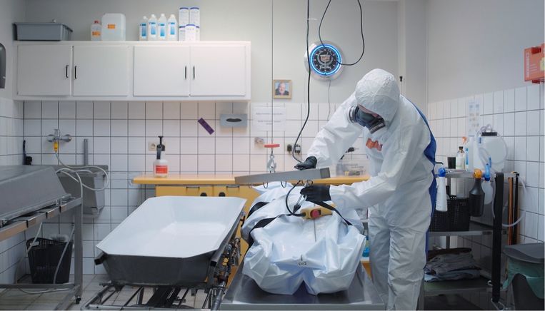Je wordt verplicht om een lichaam als een bacteriehaard te zien, in plaats van als een mens die net gestopt is met denken, voelen en herinneren. Iets in me revolteert tegen die maniakale voorzichtig­heid. Beeld 