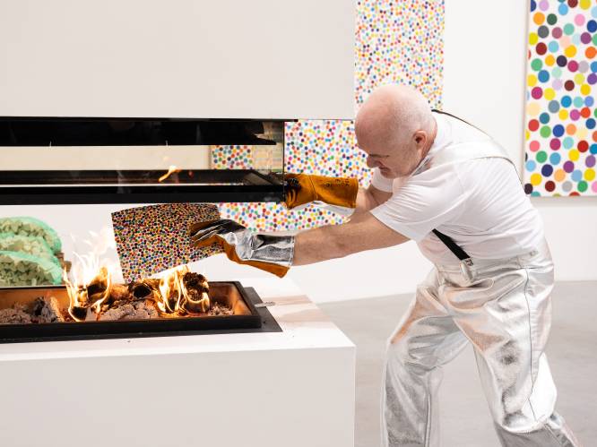 Damien Hirst verkoopt eigen kunstwerken als NFT's en steekt ze dan in brand