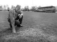Robert Dijkman inspecteert het dan kurkdroge hoofdveld van KCVO in 2010. Vooral dankzij zijn inzet ligt er nu kunstgras.