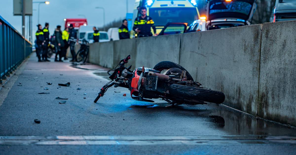 Gewonden bij ongeluk tussen brommerrijder en fietser in Nijkerk.