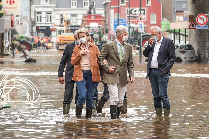 Koningin Mathilde en koning Filip in Pepinster, samen met de provinciegouverneur van Luik, Herve Jamar