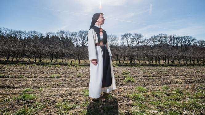 Trappistinnen leiden mensen rond bij nieuwe natuurbegraafplaats bij Arnhem