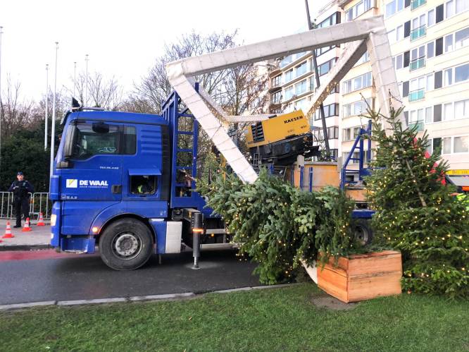 Oeps... Vrachtwagenchauffeur schat hoogte van kerstconstructie over Leopold II-laan hélemaal verkeerd in