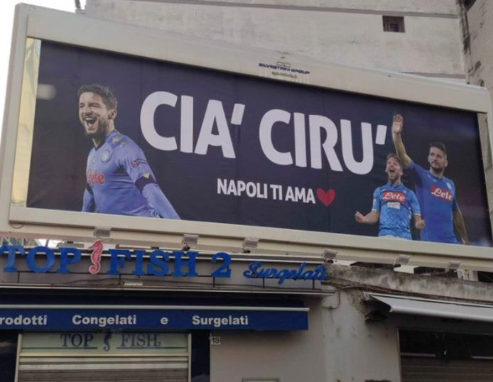 Des affiches avec l'inscription en dialecte: "Cià Cirù, Napoli ti ama" (Au revoir Ciro, Naples t'aime) sont apparues à tous les coins de la ville de Naples.