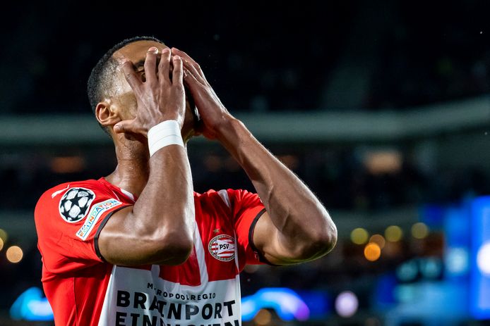 Cody Gakpo baalt van de uitschakeling van zijn club.