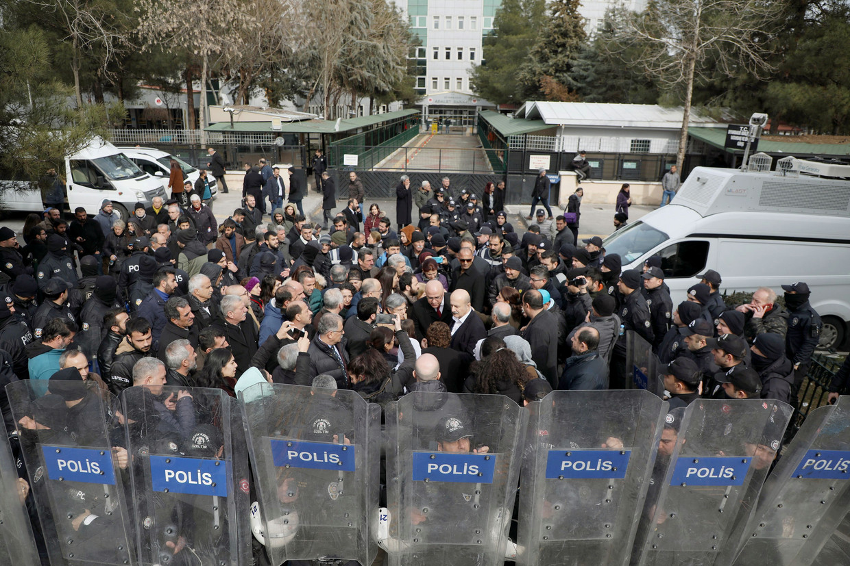De Turkse oproerpolitie omsingelt demonstranten tijdens een protest in Diyarbakir, begin deze maand. Het protest was een reactie op het ontslag, de arrestatie en de berechting van burgemeester Selcuk Mizrakli. Beeld REUTERS