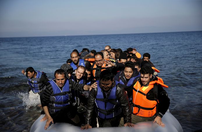 Archieffoto uit 2015 van een vluchtelingenboot voor de kust van het Griekse eiland Lesbos.