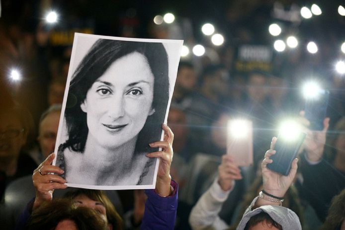 Boze Maltezers met grote foto's van de door een autobom vermoorde onderzoeksjournaliste eisten woensdag het ontslag van premier Joseph Muscat na de arrestatie van Yorgen Fenech.