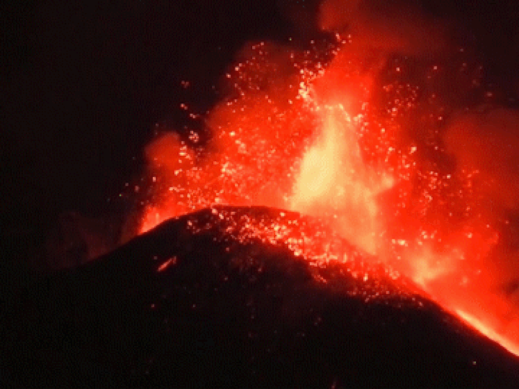 Etna blijft lava spuwen en dat zorgt voor prachtige beelden