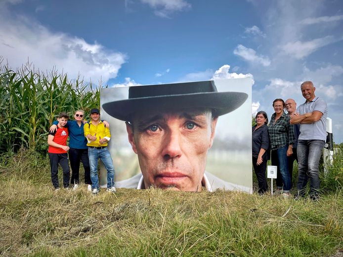 Een van de portretten van kunstenaar Joseph Beuys in De Duffelt, links Frank Mehring met zijn gezin.