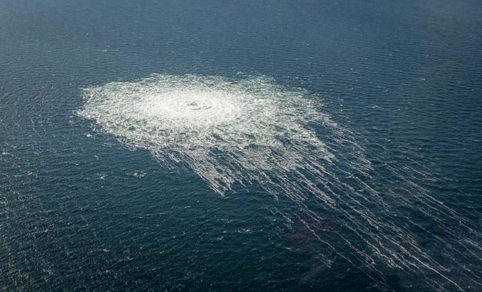 Gasbubbels komen boven in de Baltische zee na explosies bij de Nord Stream pijpleidingen.