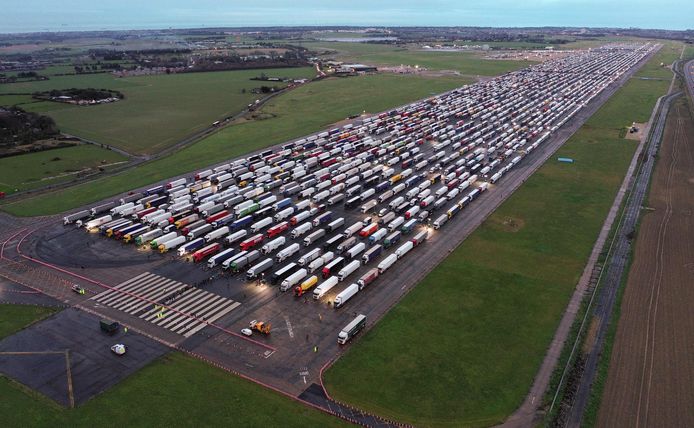 Op de luchthaven van Manston in Engeland stonden vanochtend bijna 4.000  vrachtwagens te wachten op toelating om te mogen vertrekken.