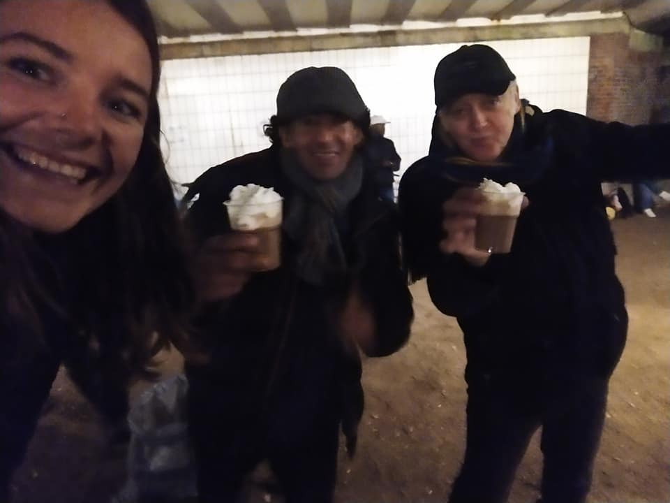 Sophie (25, links) kookt voor groep daklozen en zorgt voor onvergetelijke kerstavond