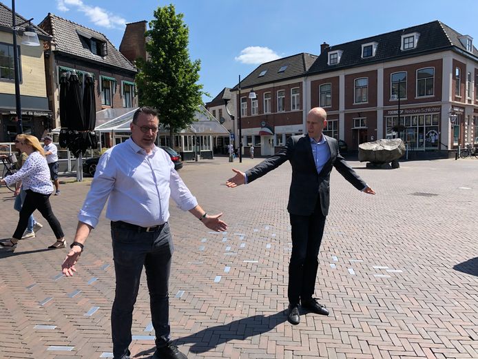 Danny Kuijpers vertelt aan Tweede Kamerlid Daniël Koerhuis welke maatregelen hij in zijn tapasbar en restaurant  Tante Annie's heeft genomen.
