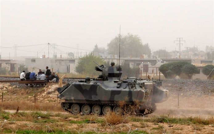 Een Turkse tank aan de Turks-Syrische grens