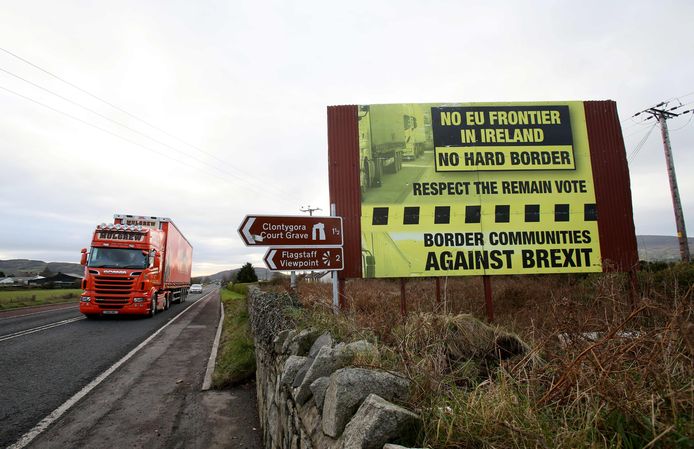 De grens tussen Noord-Ierland en Ierland zal geen 'harde grens' worden na de brexit, zo maken de partijen zich sterk.