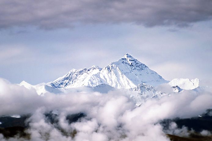 De top van de Mount Everest, boven de wolken in Tibet.