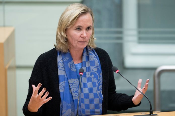Minister van Gelijke Kansen Liesbeth Homans schoof het Integratiepact door naar het Minderhedenforum.