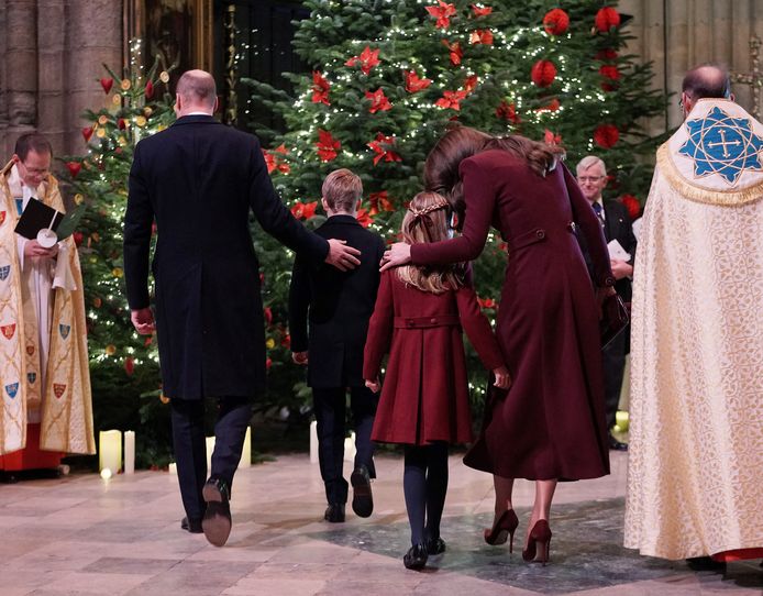 De familie van prins William en Kate loopt de kerk binnen. Jongste zoon Louis was er niet bij.