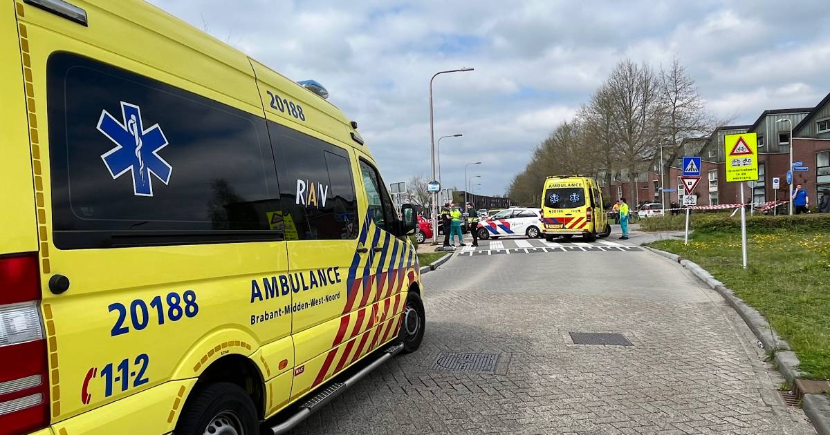 Meisje op fiets zwaargewond bij botsing met auto in Tilburg.