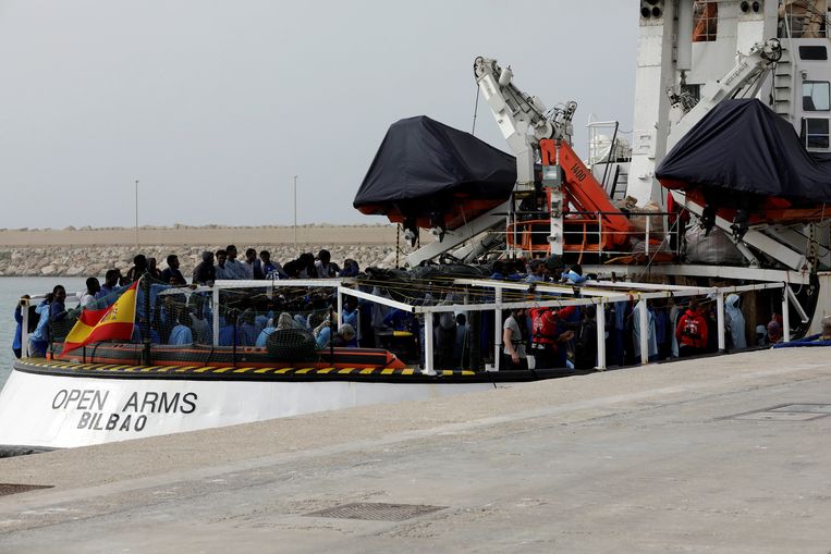 Afgelopen zaterdag in de haven van Pozzallo op Sicilië: opgepikte migranten wachten tot ze van boord mogen van een van de twee schepen van Proactiva Open Arms. Beeld REUTERS