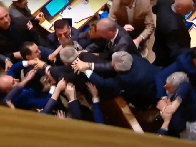 KIJK. Beelden tonen hoe gevecht uitbreekt in Georgisch parlement bij stemming over omstreden ‘Russische wet’