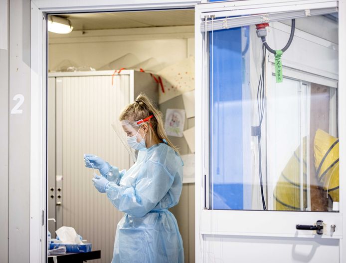 Een GGD-medewerker voert een coronatest uit in de teststraat bij het HMC Bronovo.