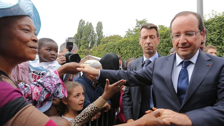 Hollande bezoekt Clichy-sous-Bois. Beeld afp