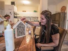 Ons Buitenhuis in Maasdijk houdt vintagemarkt op Burendag om lening af te betalen: ‘We hopen dat er veel mensen komen’