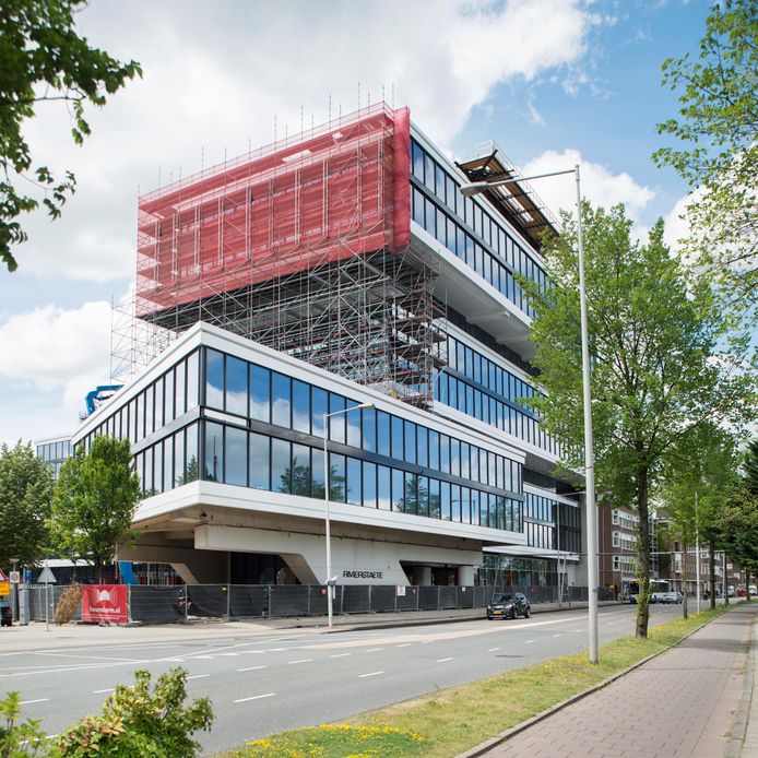 De bouw in 2017 van kantoorkolos Rivierstaete in Amsterdam- Zuid. Een werknemer van een Valkenswaards bedrijf viel er van een ladder en overleed.