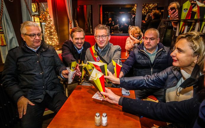 Prins Laurent onthult beeld van frietetende man op de Markt te Brugge