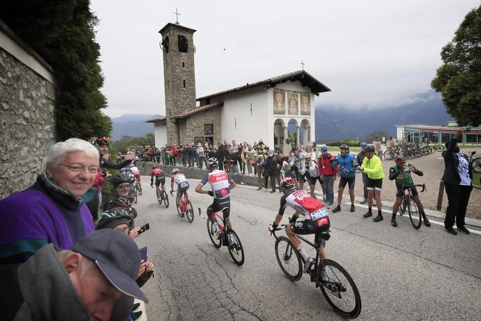 De renners aan Madonna del Ghisallo.