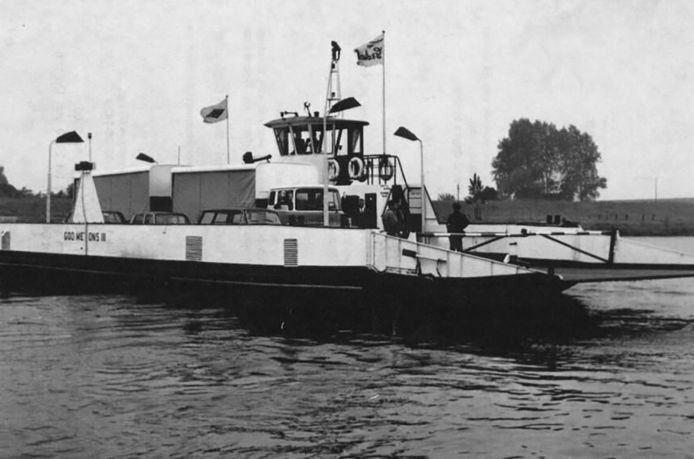 Na-oorlogse foto van de veerpont Katwijk-Mook.