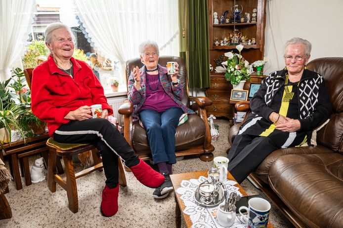 Van links naar rechts: de zussen  Corrie (86), Nel (89) en Jopie (91) wonen al 65 jaar in dezelfde straat.