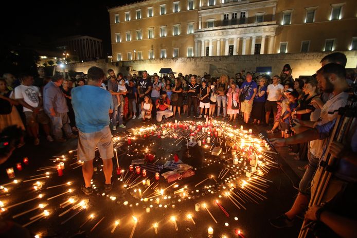 Grieken herdenken de 96 bij de brand in Mati omgekomen personen
