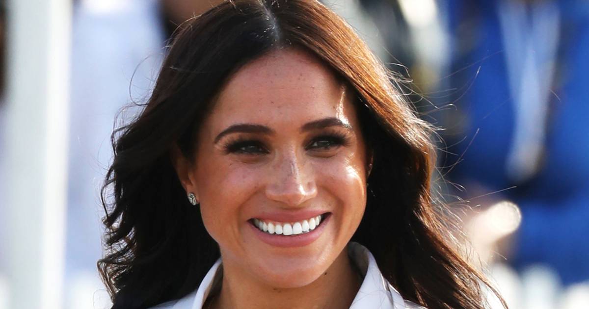 Buon pezzo di marketing o funziona davvero?  Meghan Markle indossa un adesivo blu antistress al polso |  Nina