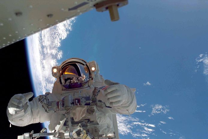 Astronaut doet herstelling aan het ISS.