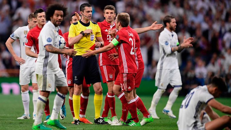 Spelers van Bayern richten zich vol verbaazing tot de scheidsrechter. Beeld afp