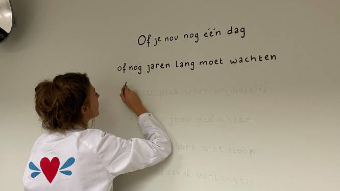 Anne Sophie schildert grote tekst op gevangenismuur, gevangenen diep geraakt: ‘Dit geeft kracht en hoop’