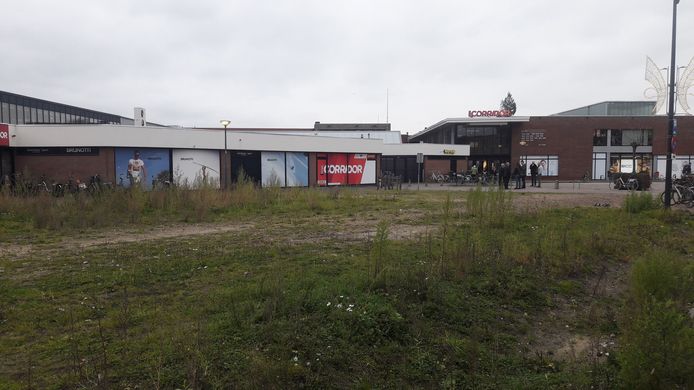 De achterzijde van de Corridor waar de nieuwe entree moet komen. Naast de entree worden nieuwe appartementencomplexen gebouwd.