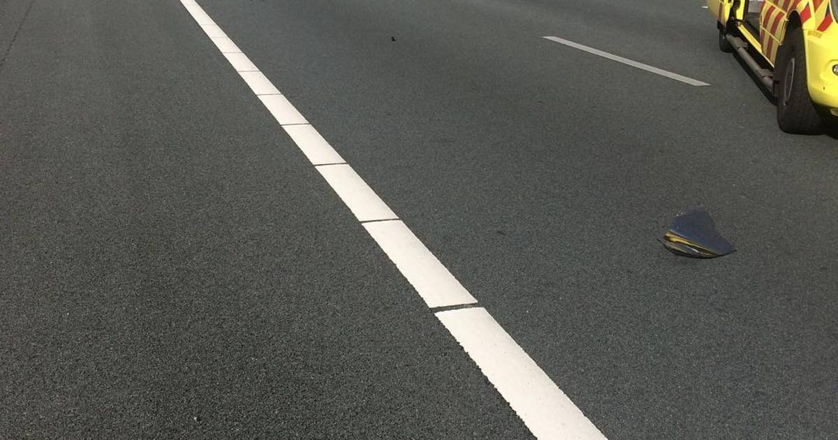 A50 dicht na twee ongelukken met autos en motor.