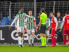 Geëmotioneerde Dordrecht-speler keert na racistische spreekkoren niet meer terug op het veld