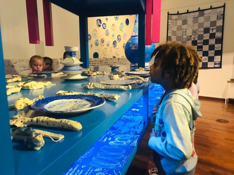 De eerste Amsterdamse KinderKunstBiënnale, in OBA Oosterdok, laat zien wat er gebeurt als kinderen samenwerken met kun­­stenaars. Beeld 
