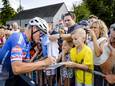 Mathieu van der Poel deelt handtekeningen uit.