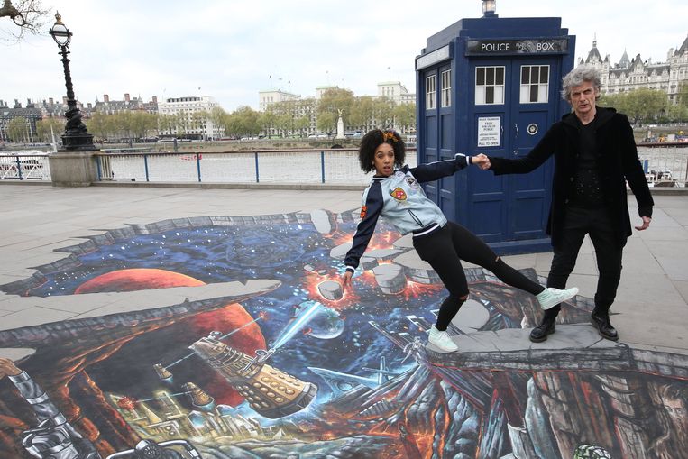 Acteur Peter Capaldi (The Doctor) en Pearl Mackie (Bill Potts) zijn helemaal klaar voor een nieuw seizoen intergalactische avonturen.  Beeld Photo News