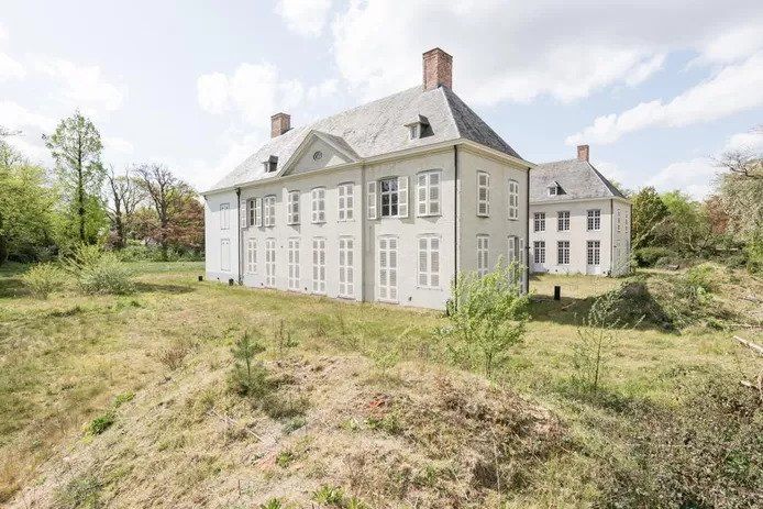Met het geld van zijn oplichtingspraktijken kocht Van Den Plas kasteel Mishaegen en het domein eromheen.