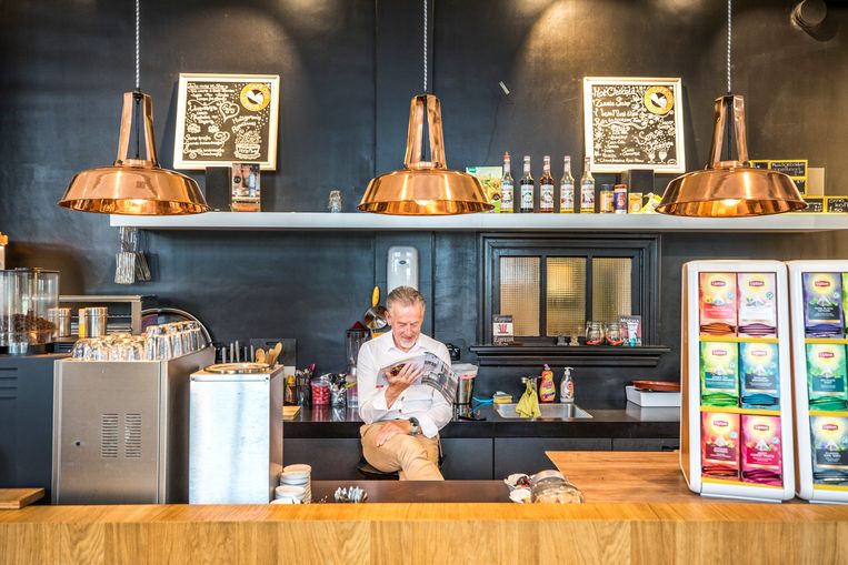 De bar van het leescafé. Beeld Raymond Rutting / de Volkskrant