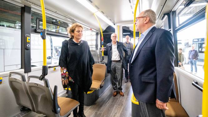 Hoog bezoek bij Van Hool: mobiliteitsminister Lydia Peeters maakt kennis met toekomstige e-bussen De Lijn