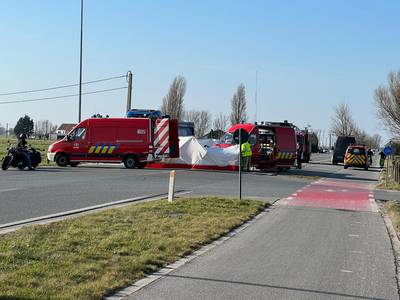 Drie doden bij botsing tussen wagen en vrachtwagen in Middelkerke
